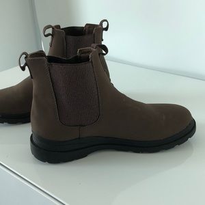 Brown blundstone style boots